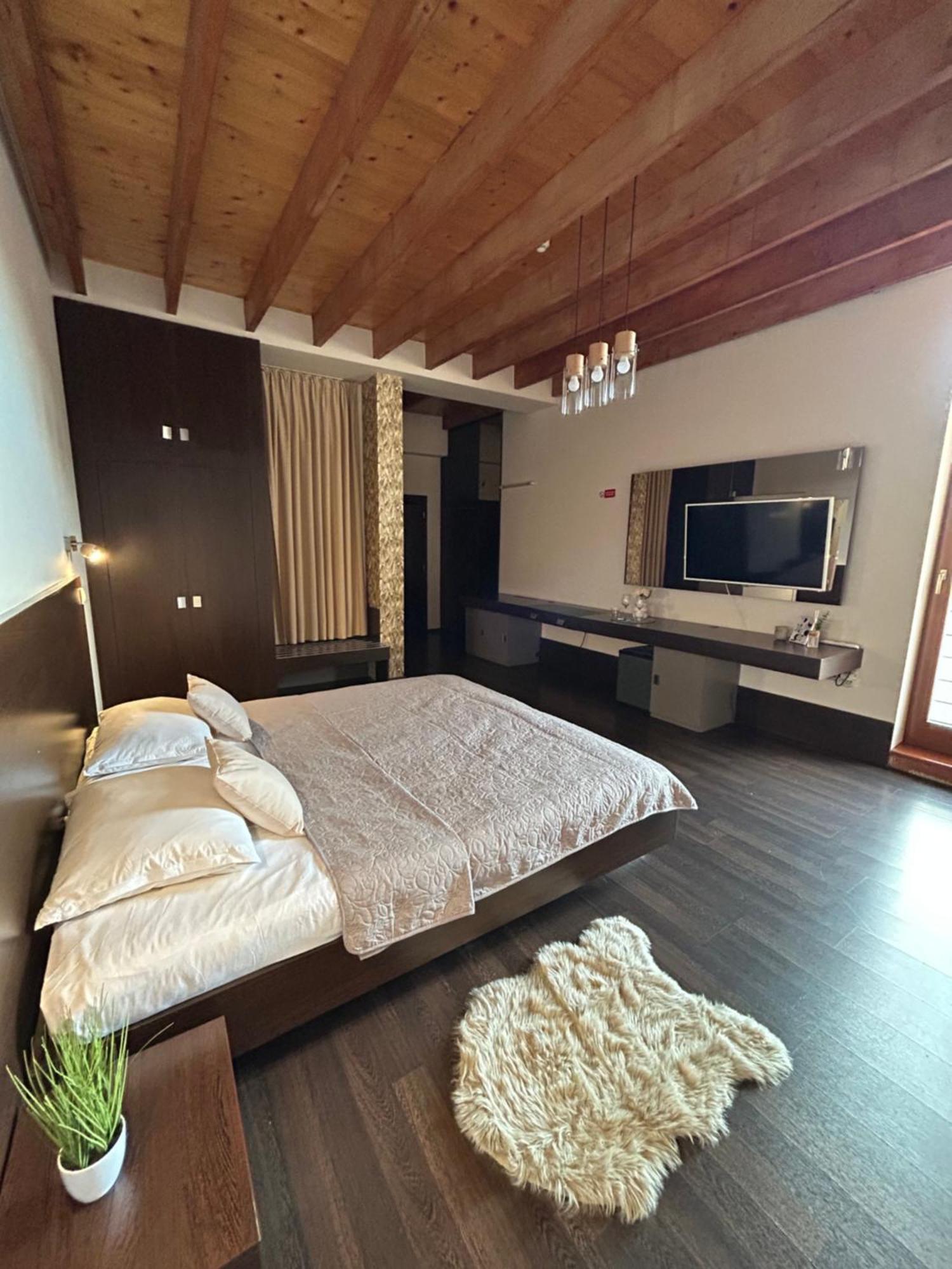 Ar Golden House Hotel Kosice Bagian luar foto